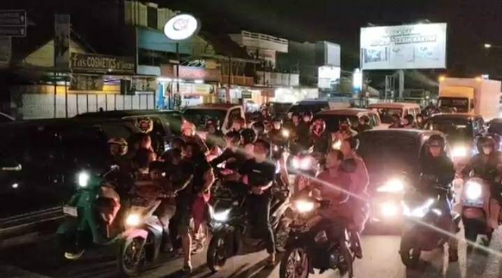 Jalan Pantura Cirebon – Indramayu Padat, Pemudik Sepeda Motor Mengular Belasan Kilometer