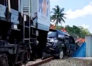 Mobil Fortuner Ditarik Paksa Usai 8 Jam Terjebak di Rel Kereta Api Banyumas, 13 Keberangkatan Kereta Tertunda