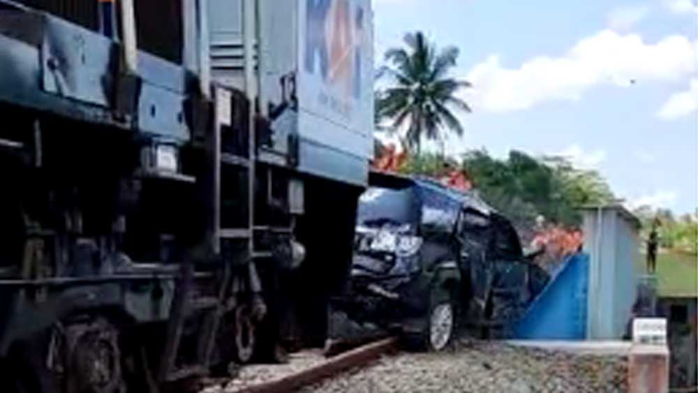 Mobil Fortuner Ditarik Paksa Usai 8 Jam Terjebak di Rel Kereta Api Banyumas, 13 Keberangkatan Kereta Tertunda