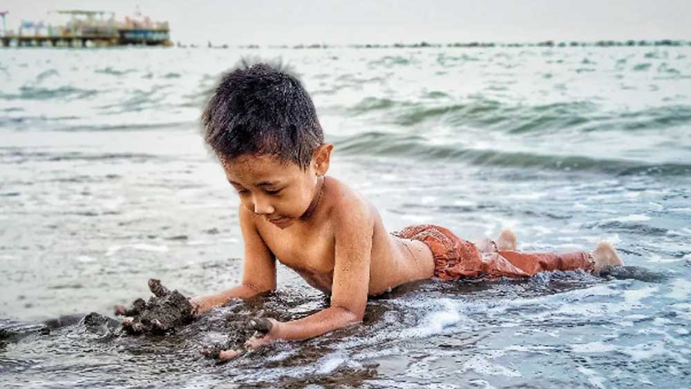 Pantai Tirtamaya Dipadati Pengunjung, Kendaraan Mengular di Jalan Raya Indramayu – Tirtamaya – Karangampel