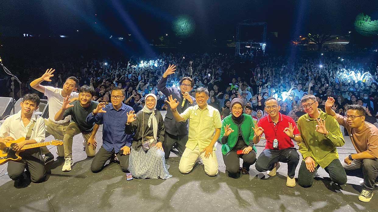 Grebeg Cirebon Katon, Juicy Luicy Bius Ribuan Penonton di Malam Puncak Hari Jadi ke-541 Kabupaten Cirebon