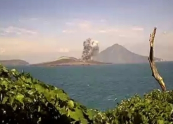 Gunung Anak Krakatau Meletus, Abu Membumbung 1000 Meter, Zona Bahaya Radius 5 Kilometer