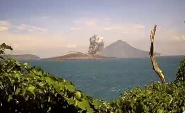 Gunung Anak Krakatau Meletus, Abu Membumbung 1000 Meter, Zona Bahaya Radius 5 Kilometer