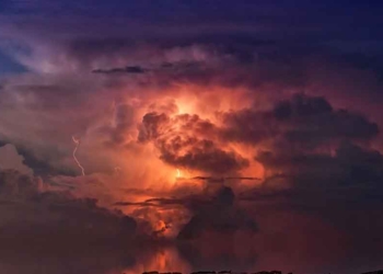 Langit Indramayu Diselimuti Awan Hitam, Tebal dan Gelap, Sempat Ada Badai Petir, BMKG Ingatkan Ancaman Banjir Rob