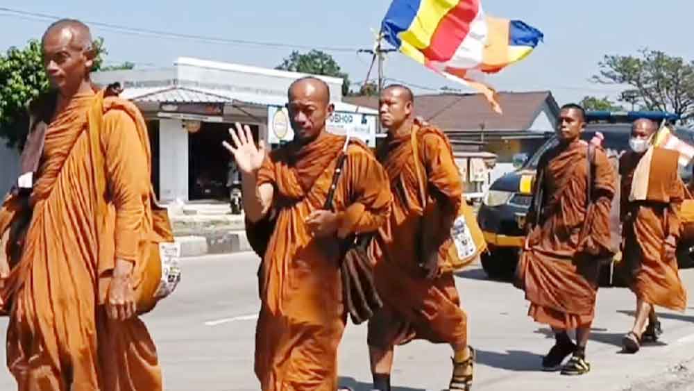 Biksu Jalan Kaki 2.606 Km, dari Thailand ke Candi Borobudur