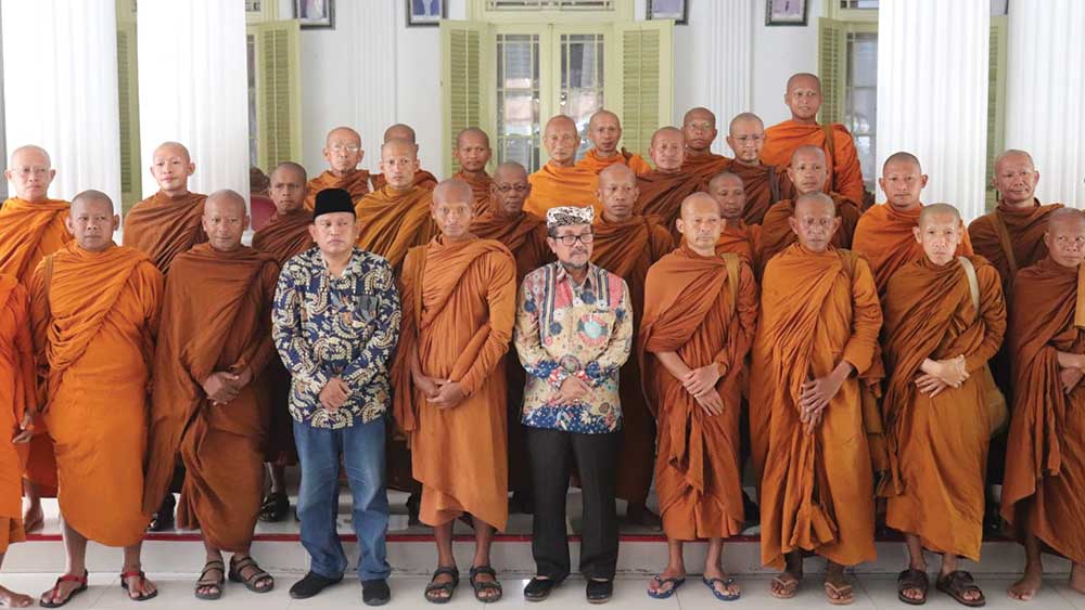 Bupati Cirebon Imron Undang Biksu Jalan Kaki ke Pendopo