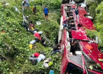Sopir Ngopi, Bus Peziarah Terprosok Masuk Sungai di Guci Tegal