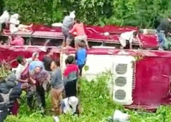 Bus Penziarah Tangerang Terprosok Masuk Sungai di Guci Tegal