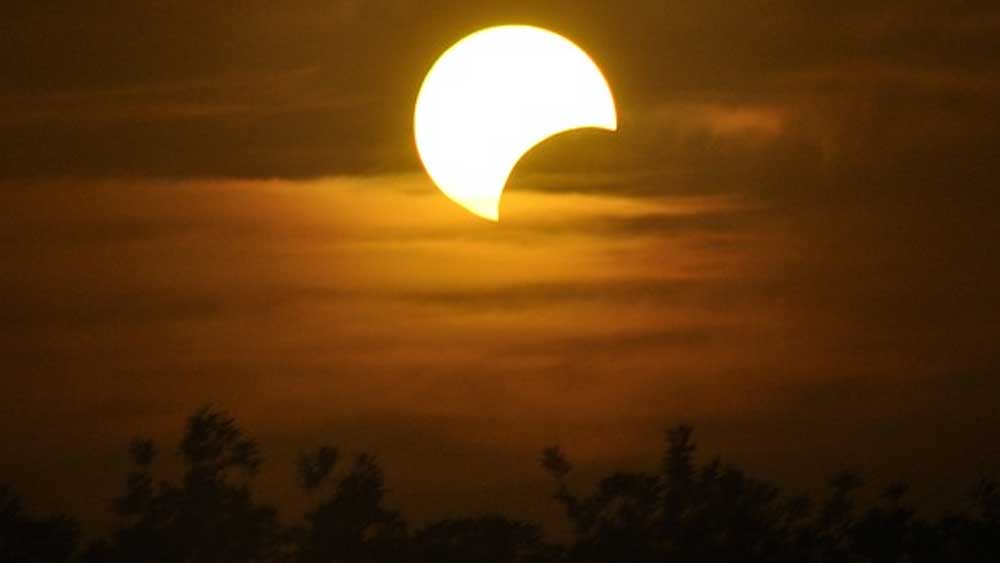 Kecewa, Gegara Ini Warga Pantura Indramayu Tak Leluasa Lihat Gerhana Bulan Penumbra