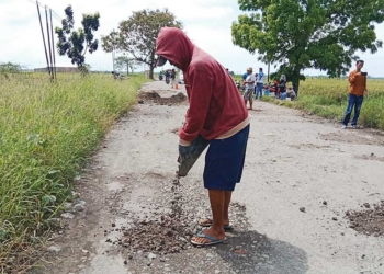 Tak Kunjung Diperbaiki Instansi Terkait, Warga Suranenggala Cirebon Gotong Royong Perbaiki Jalan Sendiri