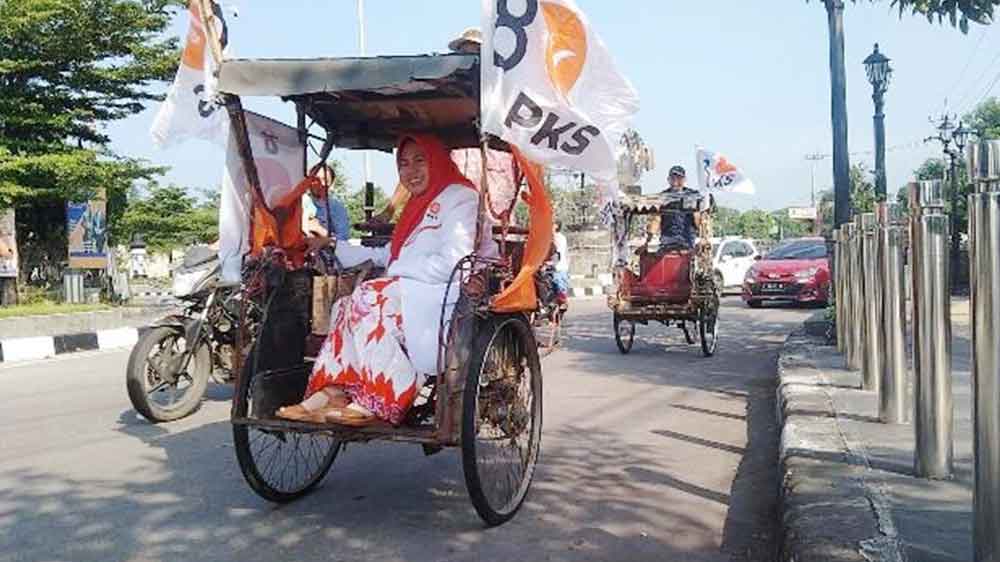 PKS Majalengka Daftarkan 50 Bacaleg ke KPU Naik Becak dan Sepeda