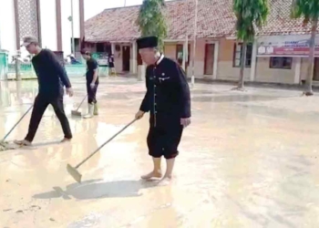 Hari Pertama Masuk, Dua Sekolah di Waled Cirebon Terendam Banjir