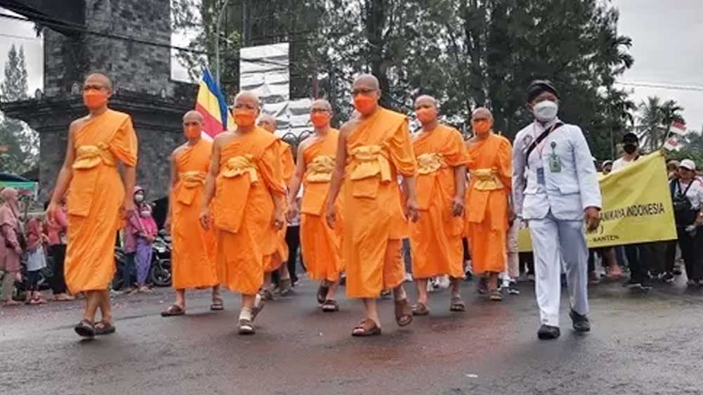 Jalan Candi Mendut ke Candi Borobudur Sepanjang 3 Km Dipadati Umat Budha