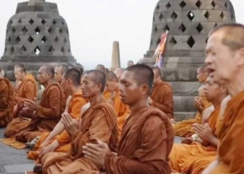 Ribuan Umat Budha Padati Pelataran Candi Borobudur