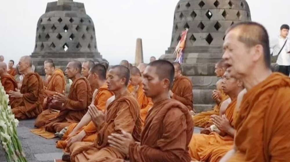 Ribuan Umat Budha Padati Pelataran Candi Borobudur