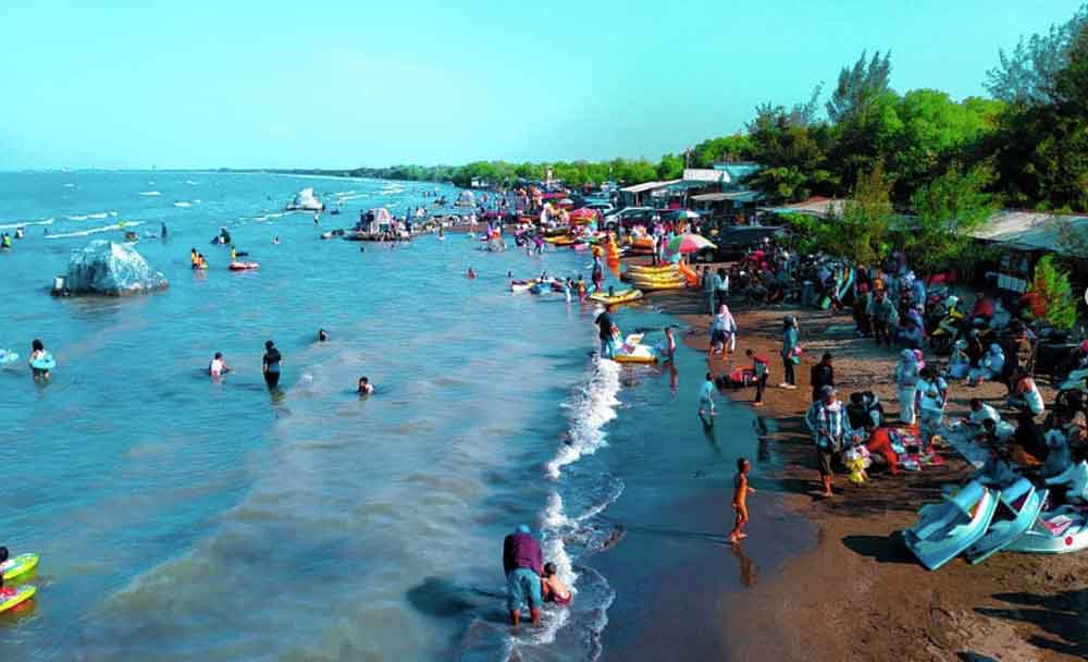 Wisata di Indramayu, Jalan-Jalan ke Pantai dan Hutan Mangrove Karangsong Lalu Makan Pindang Gombyang dan Olahan Seafood Segar