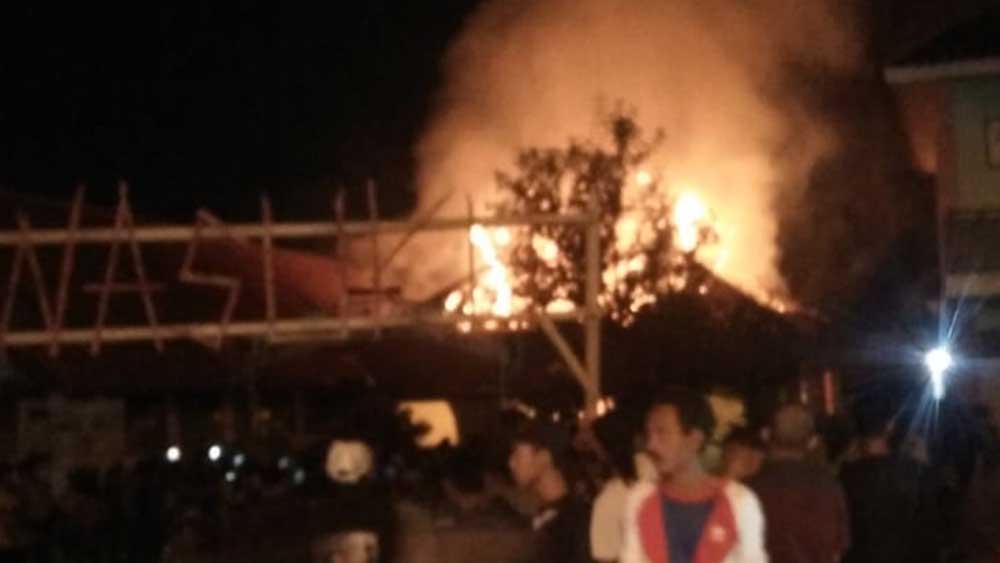 Kebakaran Masjid Al Karomah Karangwangun Cirebon, Jemaah Hendak Tunaikan Salat Isya Berhamburan Selamatkan Diri