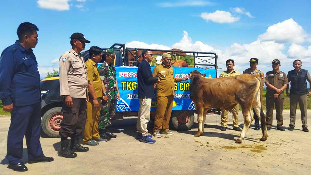PT TKG Taekwang Cirebon Serahkan 16 Hewan Kurban
