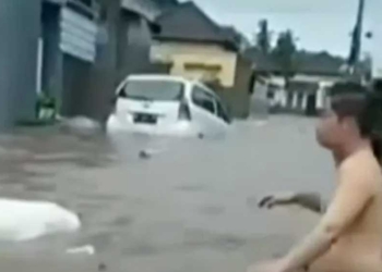 Bali Diterjang Banjir Bandang, Sejumlah Mobil Terseret Arus