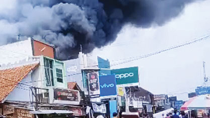 Kebakaran di Cirebon, 4 Toko dan 4 Rumah di Losari Terbakar, Uang Tunai Rp350 Juta Dalam Brangkas Ikut Hangus