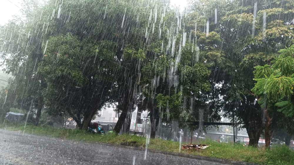 Penjelasan BMKG Terkini, Kemarau Tapi Sering Hujan di Cirebon dan Indramayu, Ada Terjangan Tornado Hingga Terbangkan Mobil