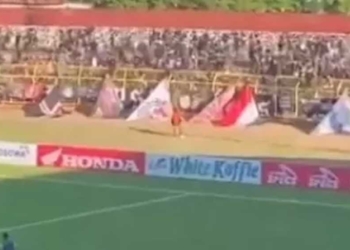 Suporter PSM Makassar Saling Serang saat Laga Kontra Dewa United