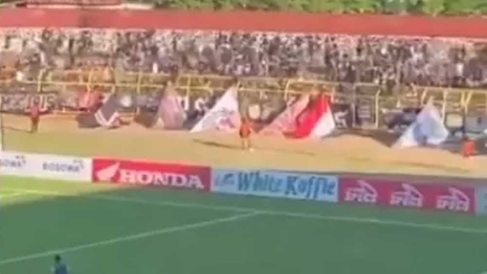 Suporter PSM Makassar Saling Serang saat Laga Kontra Dewa United