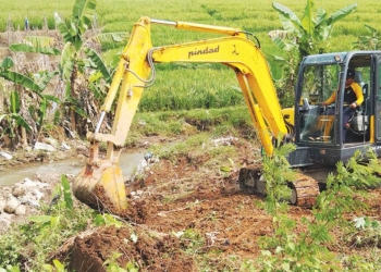 Tanggul Saluran Induk Gegesik Cirebon yang Jebol Mulai Diperbaiki