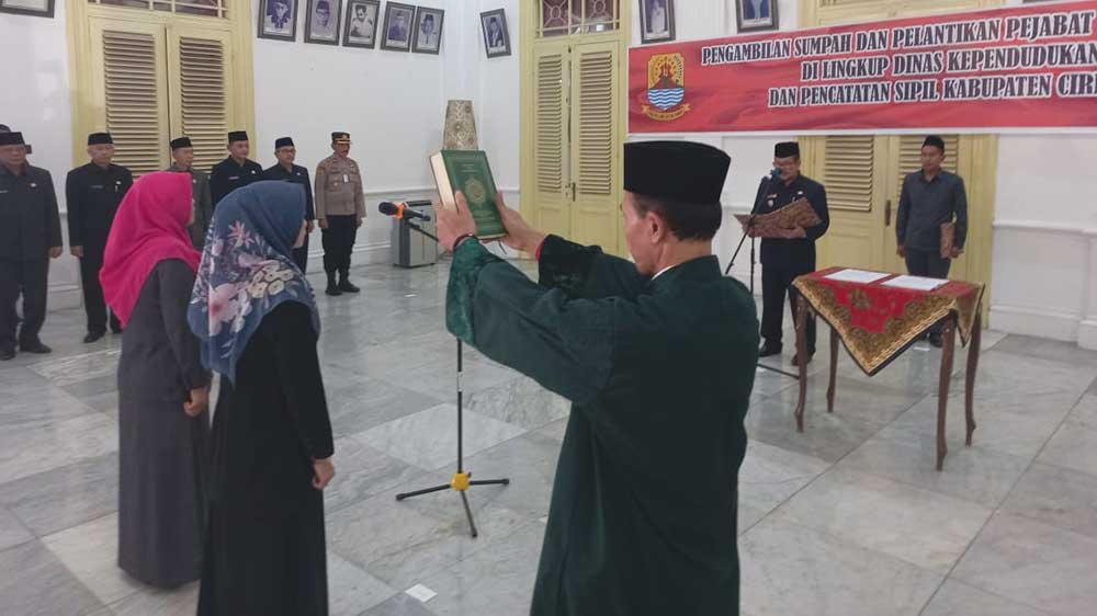 Bupati Imron Lantik Dua Pejabat Disdukcapil Kabupaten Cirebon