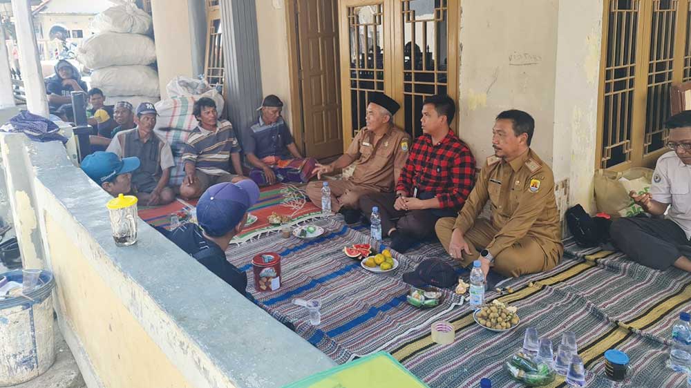 Nelayan Ambulu Cirebon Dapat Bantuan Alat Tangkap Ramah Lingkungan