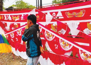 Pedagang Bendera Merah Putih Raup Rp1 Juta Sehari