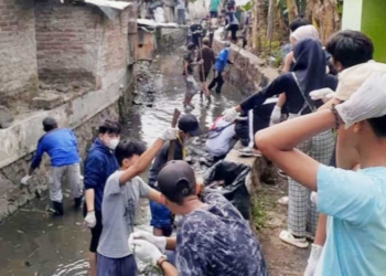Pemdes Kalitengah Bersama Mahasiswa KKN IAIN Cirebon dan Masyarakat Gelar Aksi Bersihkan Sampah di Sungai Sipuyu