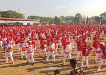 Ribuan Peserta Senam Massal Pemkab Cirebon Diajak Berantas Rokok Ilegal