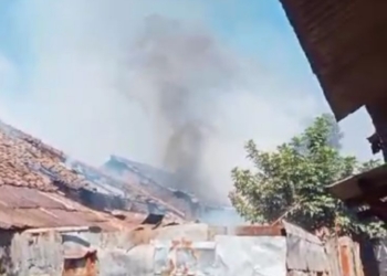 BREAKING NEWS: Kebakaran Rumah di Pekantingan Cirebon, Api Masih Berkobar, Mulai Merembet ke Bangunan Lainnya