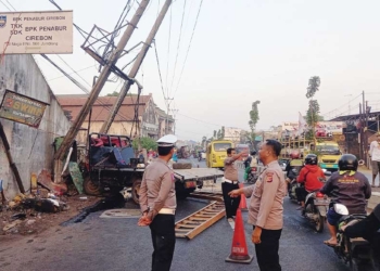 Kecelakaan di Cirebon, Truk Seruduk Motor dan Gardu PLN di Jamblang