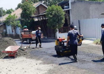 Masyarakat Desa Bodesari dan Tegalwangi Cirebon Perbaiki Jalan Rusak