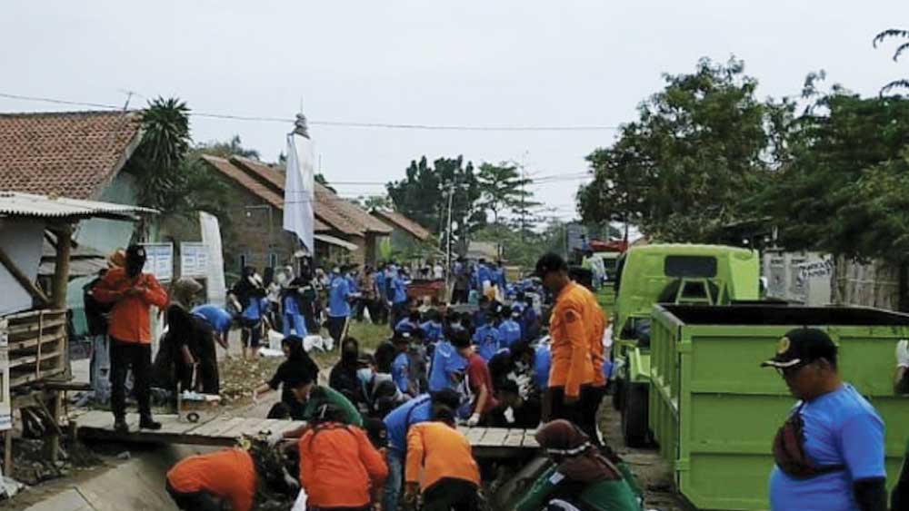 Peringati World Clean Up Day, Ribuan Masyarakat Bersihkan Sampah di Cirebon Timur