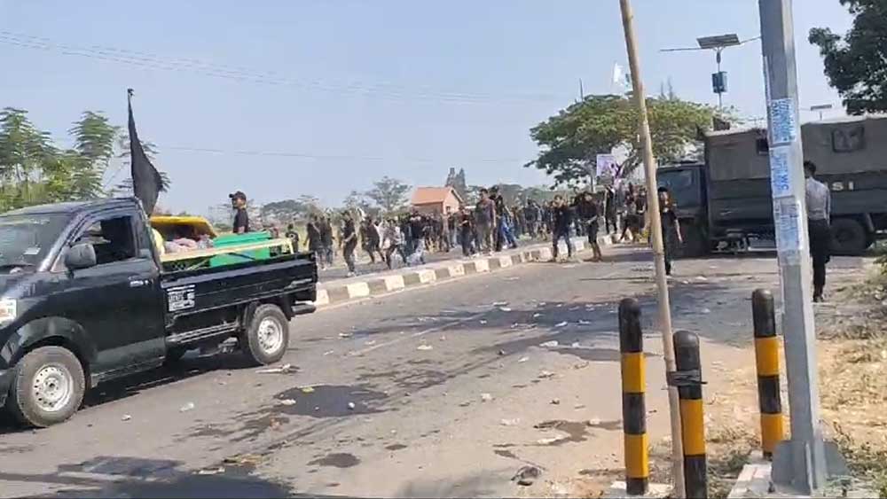 Video Keributan di Kapetakan Beredar, Jalan Raya Indramayu-Cirebon Ditutup