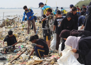 Mahasiswa IAIN Cirebon Bersihkan Sampah di Pantai Kesenden