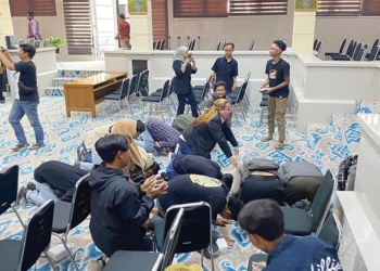 PT Panjunan Bersedia Kembalikan Ijazah yang Ditahan, Eks Karyawan Sujud Syukur di Gedung DPRD Kota Cirebon