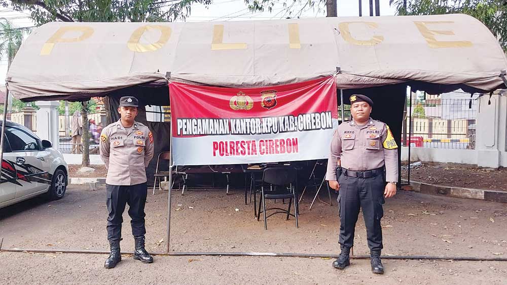 Amankan Pemilu 2024 di Kabupaten Cirebon, Polisi Ditempatkan di Pos Jaga Penyelenggara