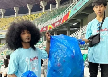 Suporter Skuad Garuda Pungguti Sampah Usai Laga Indonesia Vs Ekuador