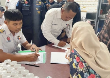 Awak Kereta Api Dites Urine