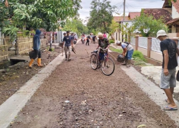 DPUTR Kabupaten Cirebon Perbaiki Jalan Rusak di Desa Serang Kulon