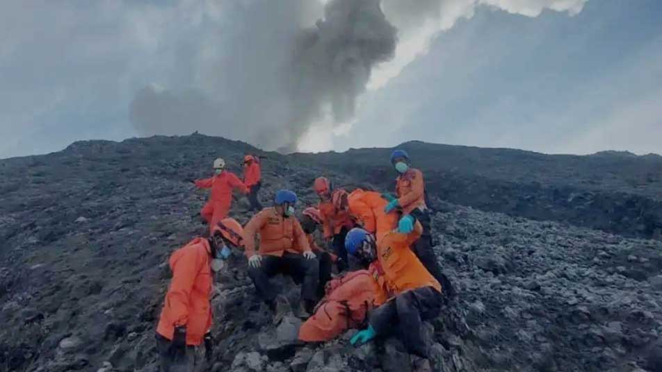 Lepas Dinas Lalu Mendaki, Dua Anggota Polda Sumbar Jadi Korban Gunung Marapi Meletus