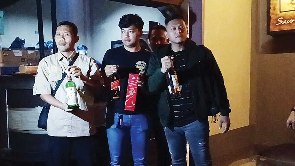 Puluhan Botol Miras di Cirebon Diamankan Jelang Nataru