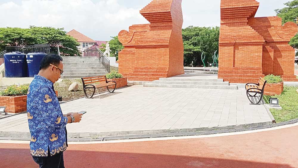 Rusak, Ada Genangan di Alun-alun Pataraksa