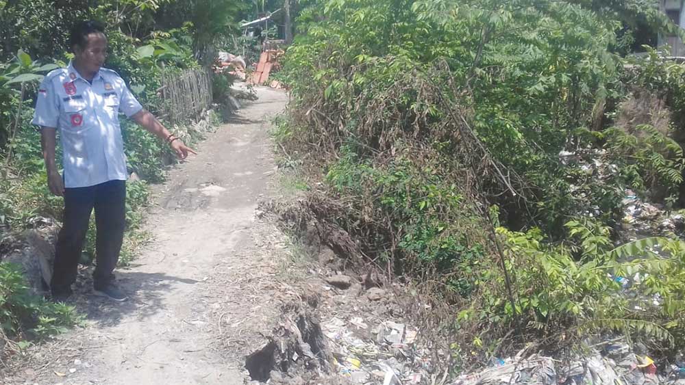 Sungai Meluap, Ruas Jalan di Desa Danawinangun Cirebon Terkikis Air