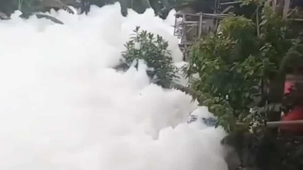 Tim Gegana Brimob Periksa Kandungan Radioaktif Sungai Berbusa di Cimanggis Depok