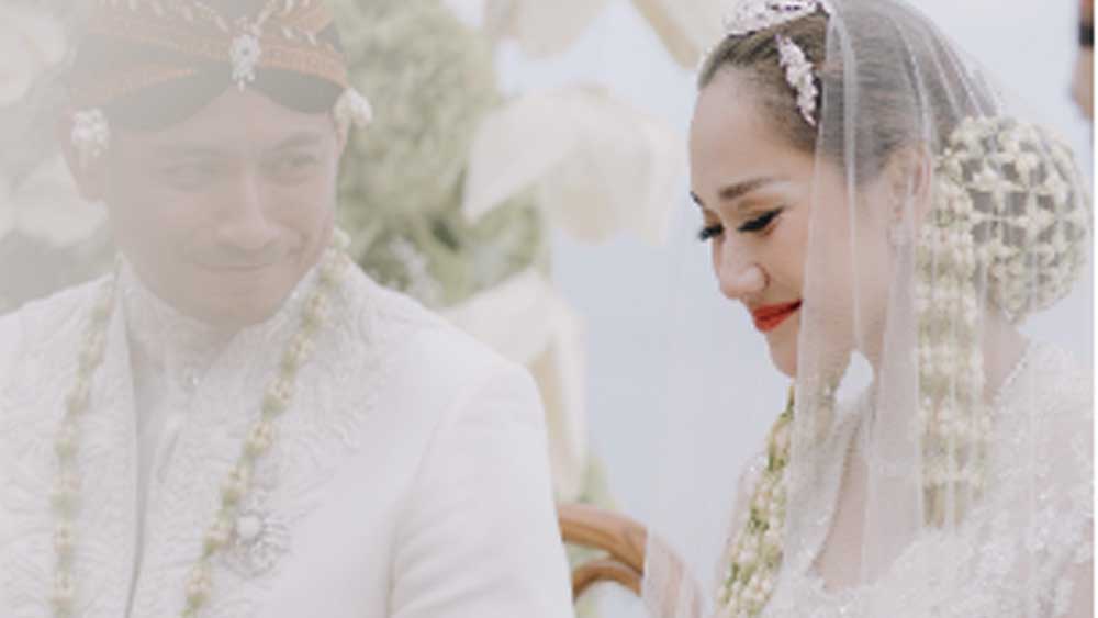 Lepas Masa Lajang, Penyanyi Bunga Lestasi Menikah dengan Tiko Aryawhardana, Simak Profilnya